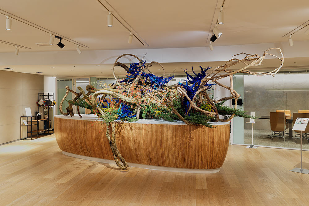 2025.12.8-10 オカムラ X 草月 モダン空間に生命と色を ― 西山光沙とその仲間たち<br>オカムラ ガーデンコートショールーム<br>Okamura & Sogetsu Life and Colour in a Modern Space ― Kosa Nishiyama